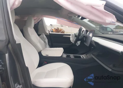 2025 Tesla Model Y Long Range Dual Motor All-Wheel Drive z USA, uszkodzony, nr VIN 7SAYGDEE0SF297224